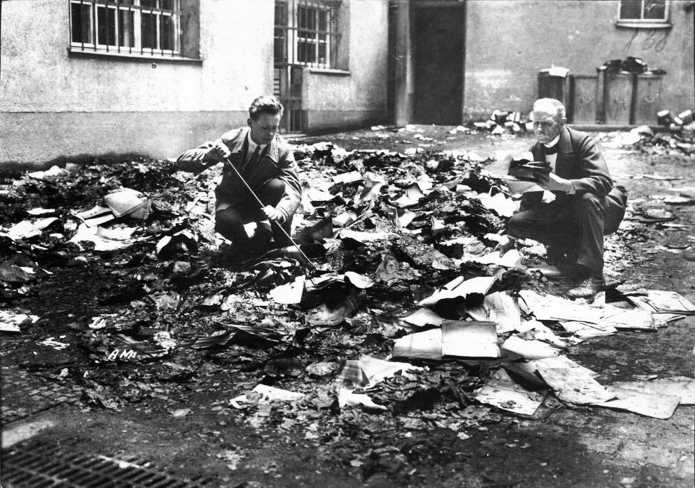 Mitarbeiter des Polizeipräsidiums suchen in den verbrannten und gelöschten Überresten nach nutzbaren Akten