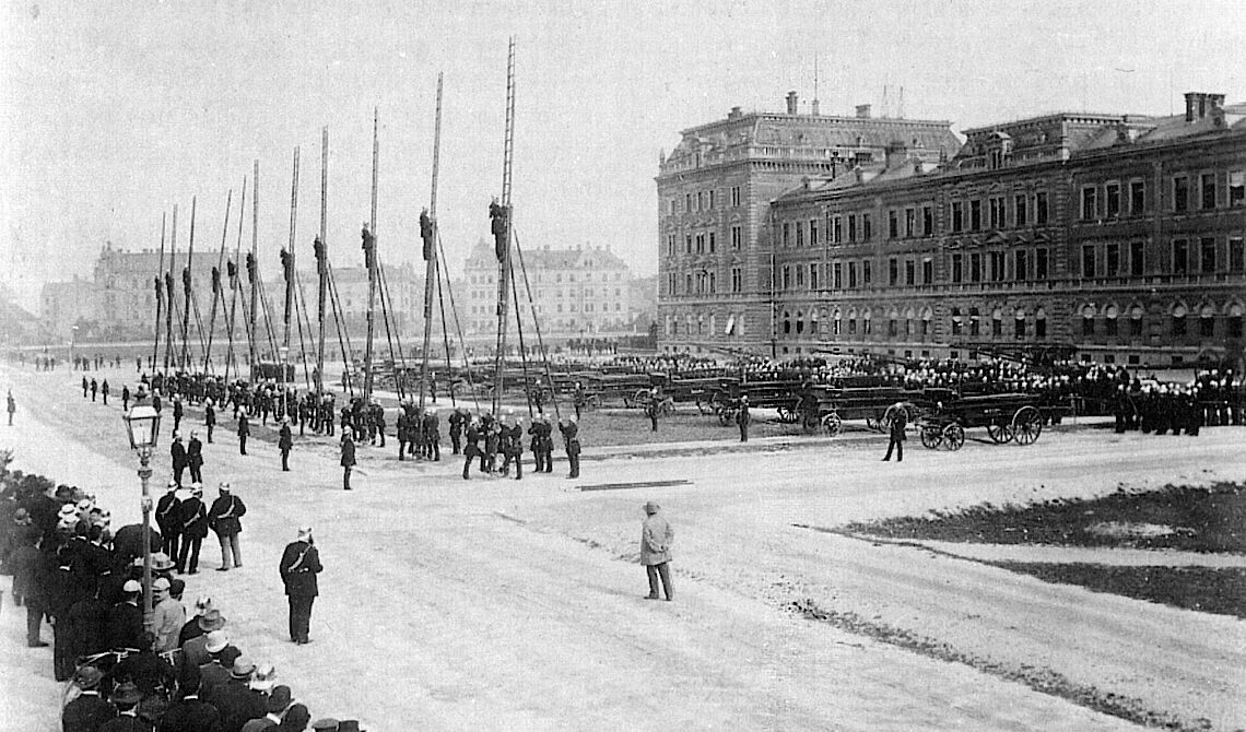 Die große Hauptübung am Gebäude des Kadetten-Corps am Marsplatz: Steiger zeigen ihr Können